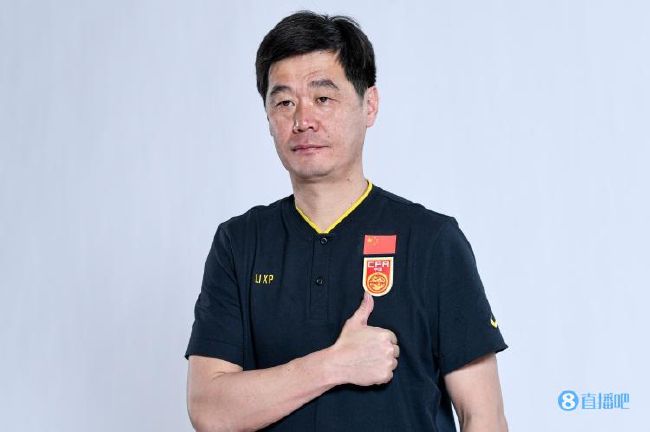 在个人专栏，记者罗马诺谈到了利物浦中场蒂亚戈的情况，他表示，蒂亚戈希望留在利物浦。